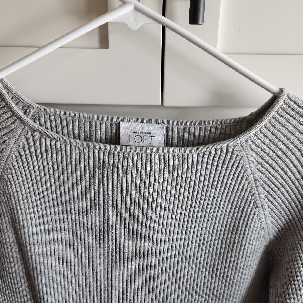 Ann Taylor Loft Grey Sweater Size Large Scoop neck, long sleeves